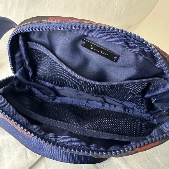 lululemon athletica Camo Crossbody Bag - Picture 5 of 6